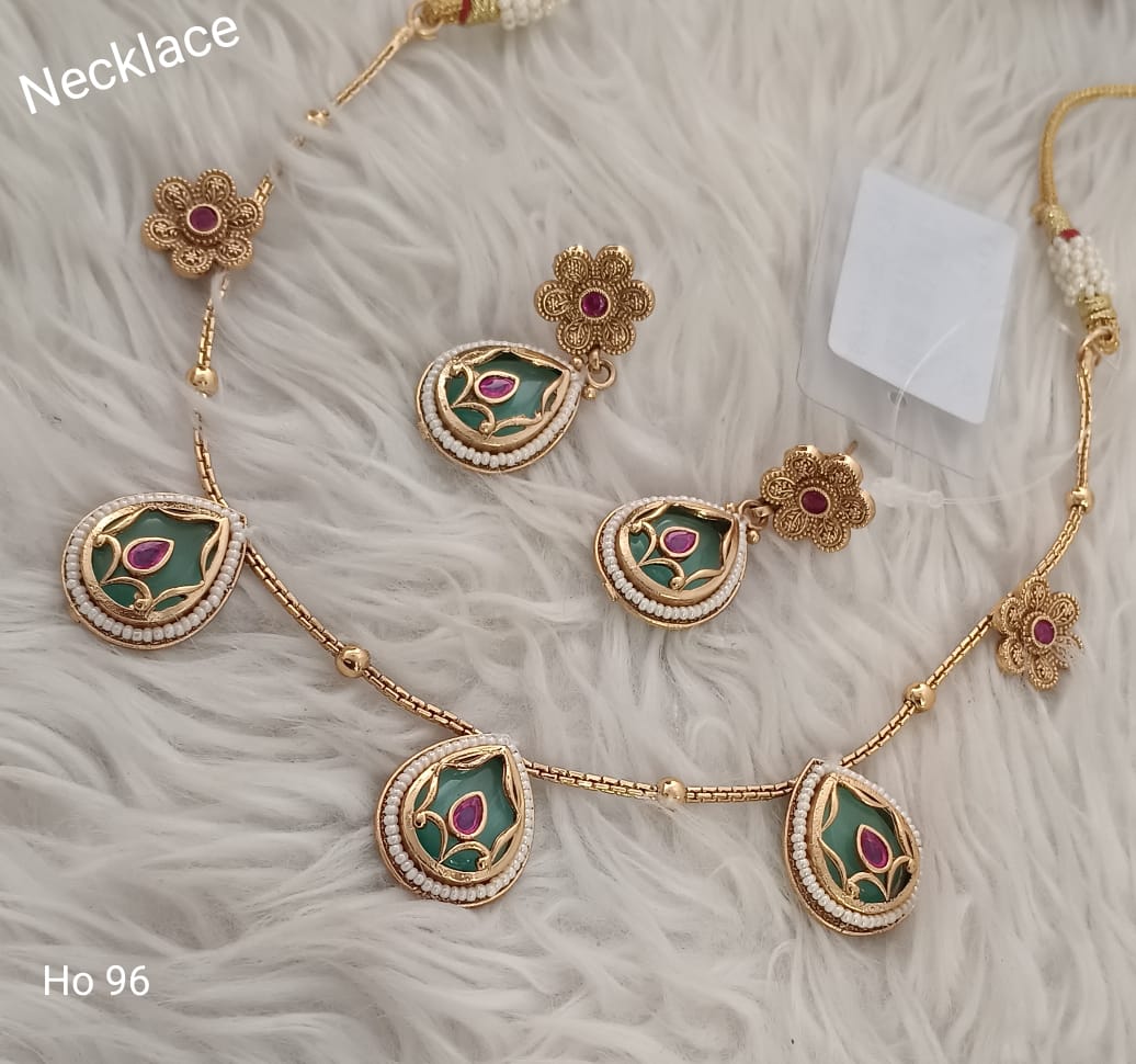 Jewelry Necklace Set With Flowers And Pearls